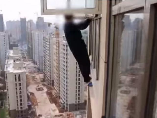 Trộm hóa ”người nhện” trốn cảnh sát gần nửa giờ ngoài cửa sổ tầng 23 chung cư