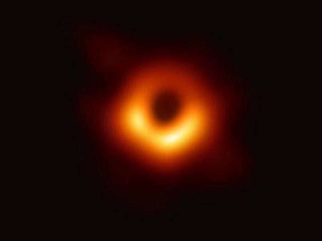 Hố đen vũ trụ lần đầu bị loài người ”tóm” được ”nóng” nhất Google tuần qua