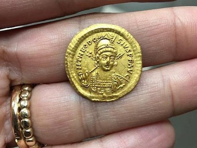 Tìm thấy tiền vàng 1.600 năm tuổi khắc chân dung hoàng đế cổ đại