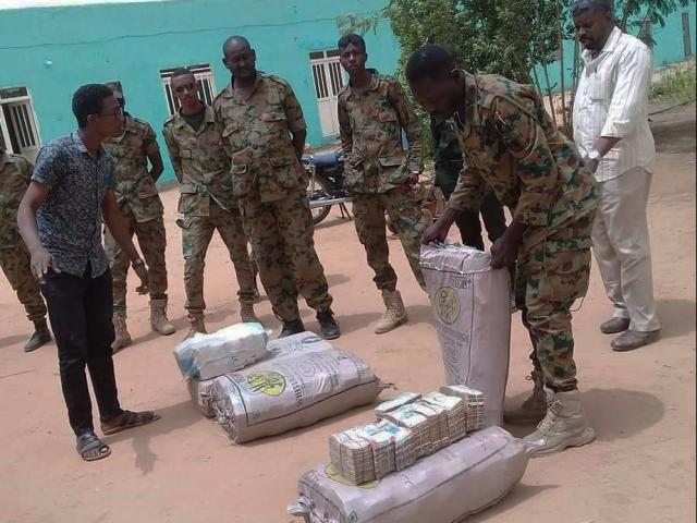 Tìm thấy hàng loạt bao tải tiền tại nhà riêng Tổng thống Sudan bị phế truất