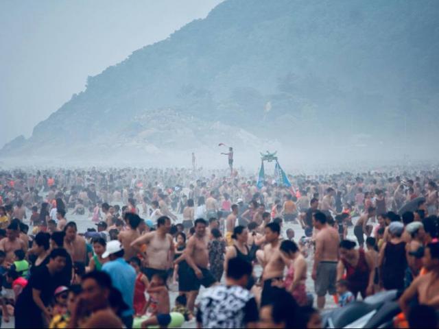 Bãi biển Sầm Sơn nêm chặt người đến ”ngâm mình” trong kỳ nghỉ lễ