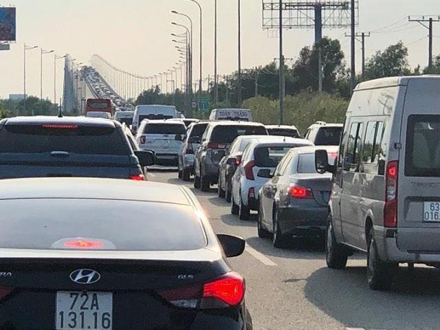 Ùn ứ xe 7km trên cao tốc Long Thành- Dầu Giây