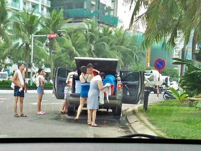 Làm rõ, xử lý du khách đỗ ô tô, tắm tráng giữa đường ở Đà Nẵng