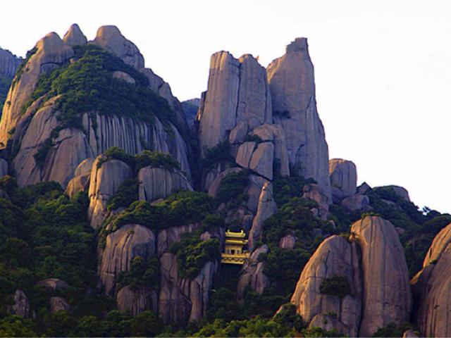 Ngỡ ngàng ngôi đền nặng 100 tấn nằm cheo leo giữa 2 đỉnh núi