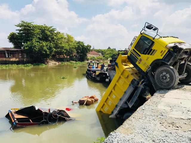 Tai nạn hi hữu: Xe ben chở đá rơi xuống sông trúng ghe bán hàng