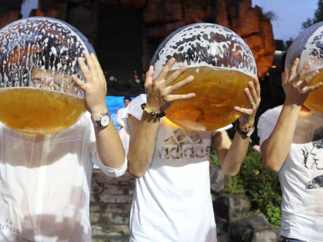 Báo nước ngoài xếp người Việt vào ”đội” uống rượu bia tăng vọt như TQ, Ấn Độ
