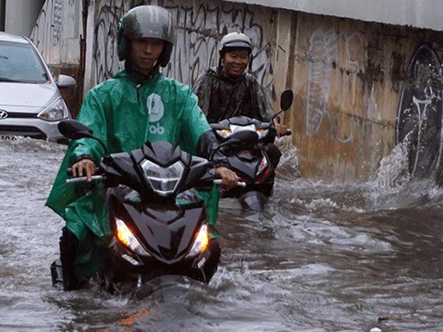 Mưa “chớp mắt”, nhiều tuyến đường ở Sài Gòn ngập như sông