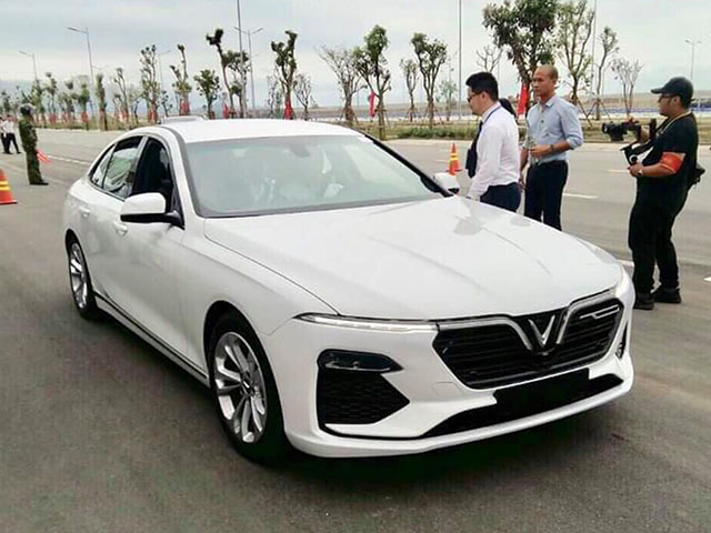 Cận cảnh khoang động cơ của VinFast Fadil và SUV Lux SA 2.0