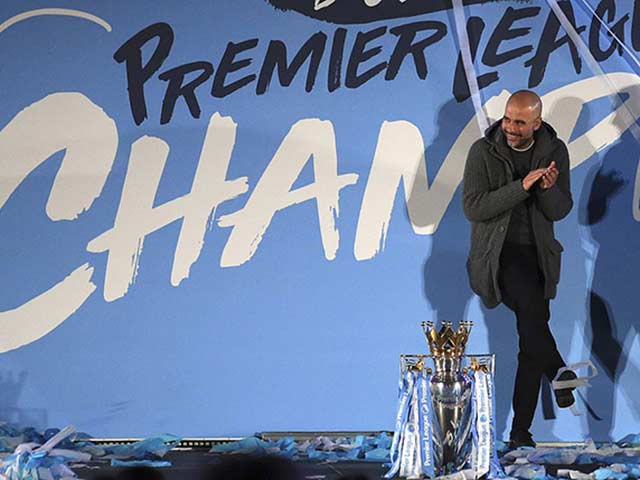 Man City vô địch Ngoại hạng Anh: Nhuộm xanh ”thành Man”, Pep vượt Mourinho