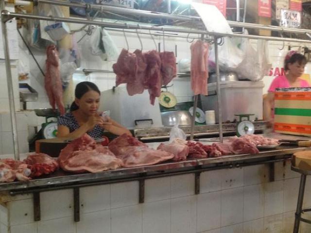 Thịt lợn giảm sâu, tiểu thương chợ truyền thống ”chết đứng”