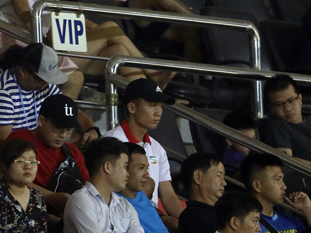 Các ngôi sao U23 Việt Nam bất lực nhìn đội nhà thảm bại ở V-League