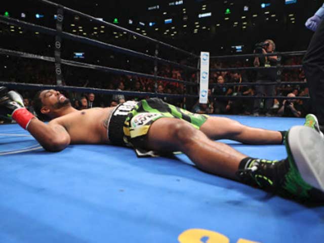 Boxing 216kg: ”Kẻ hủy diệt” Wilder chỉ cần 3 đấm ”kết liễu” đối thủ