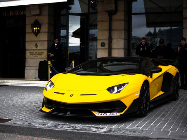 ”Siêu bò” Lamborghini Aventador SVJ về tay vị đại gia thích ”màu vàng”