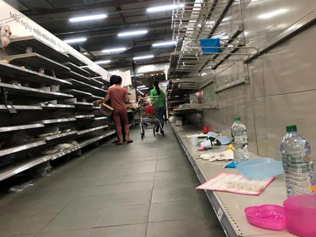 Siêu thị Auchan ”tan hoang” sau thông tin xả hàng rút khỏi Việt Nam
