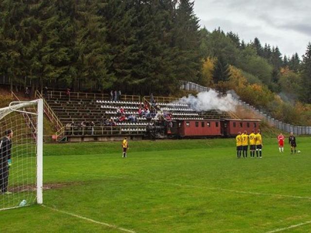 Lạ kỳ đoàn tàu hỏa chạy xuyên qua sân bóng đá