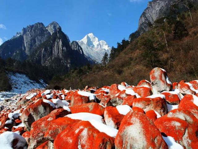 Sông băng, núi tuyết, bãi đá đỏ hút du khách đến con đường tơ lụa cổ đại