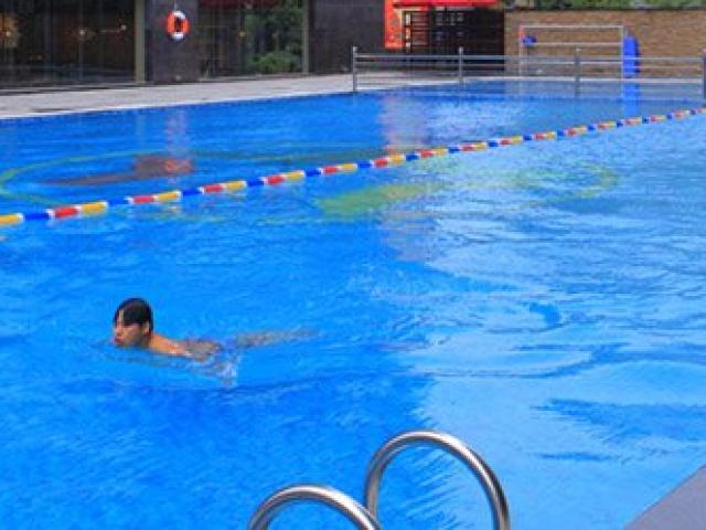 Mỗi bể bơi chứa 60 lít nước tiểu: Nguy cơ viêm tai mũi họng khi đi bơi