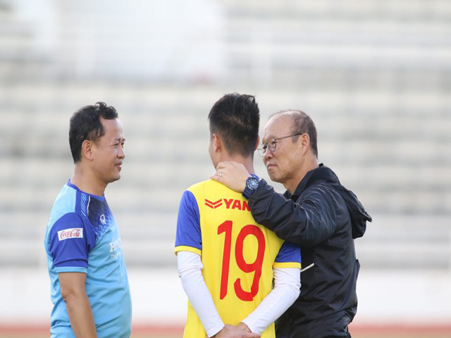 ĐT Việt Nam đá chung kết King's Cup: Thầy Park nói chuyện riêng với sao nào?