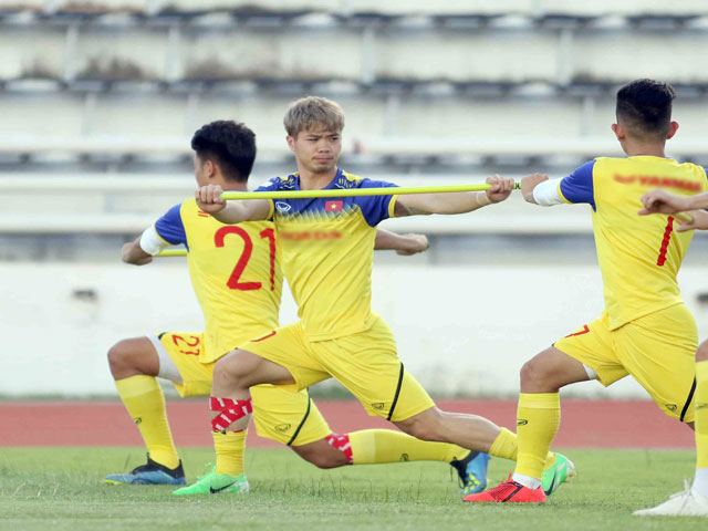 ĐT Việt Nam đá chung kết King's Cup: Công Phượng bị Văn Hậu ”hạ đo ván”