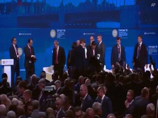 Khoảnh khắc ông Tập Cận Bình suýt ngã khỏi sân khấu trước mặt ông Putin