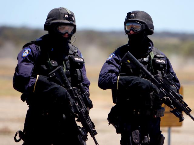 Úc: Mang vũ khí vào cây xăng, hai anh em lĩnh ngay “kẹo đồng” của cảnh sát