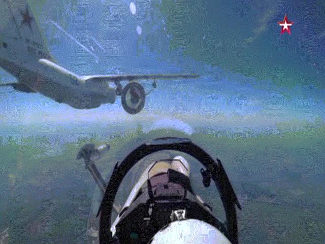 Video hiếm quay cảnh chiến đấu cơ Nga tiếp nhiên liệu trên không