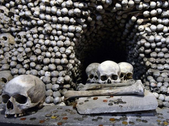 Khám phá nhà thờ được trang trí bằng 40.000 bộ xương người