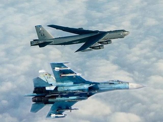 Xem video Nga điều tiêm kích Su-27 “lùa” pháo đài bay B-52H tiếp cận biên giới