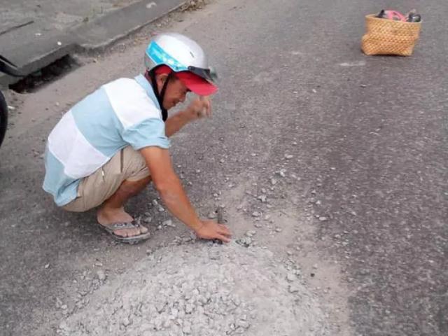 Anh thợ đá đục mảng bê tông trên quốc lộ 1 được tặng Giấy khen