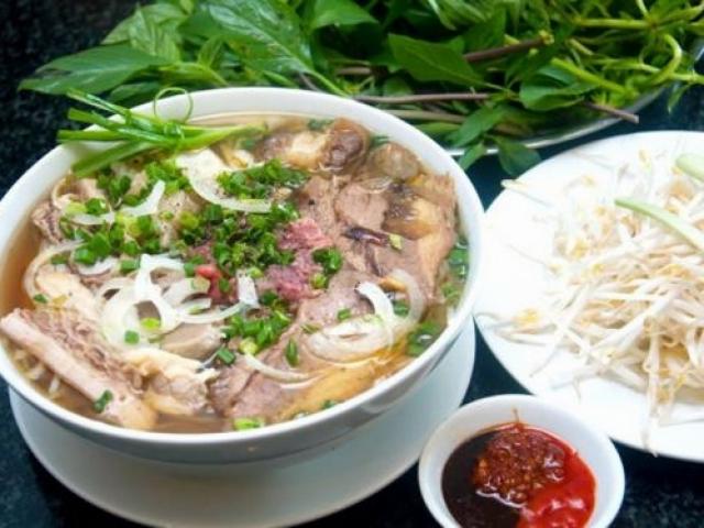 Bánh đúc, phở Lệ có thâm niên lâu đời, nổi tiếng ở Sài Gòn