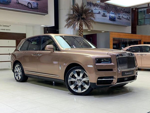 Ngắm nhìn Rolls-Royce Cullinan phủ màu vàng Petra Gold sang trọng và đắt đỏ