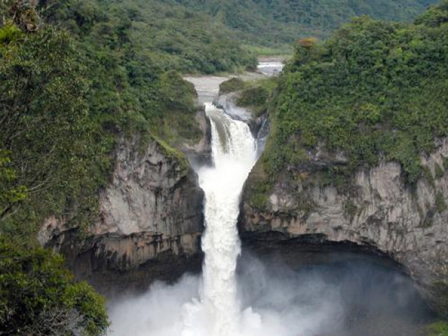 Hố tử thần nuốt chửng thác nước lớn nhất Ecuador