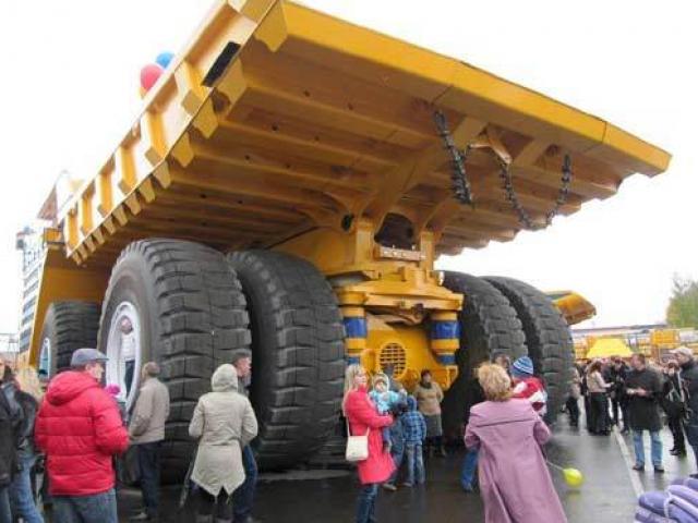 Belaz 75710: Xe tải khủng nhất thế giới không thể tin nổi