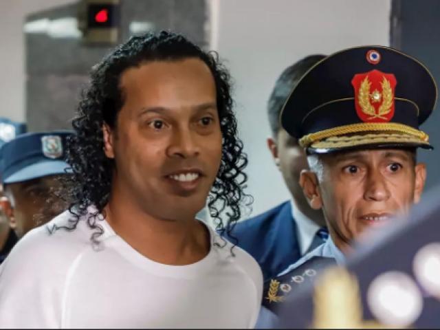 Ronaldinho ở tù nhận quà sốc: 1.200 lít đồ uống từ đồng đội cũ