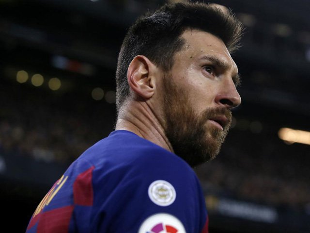 Suarez tiết lộ ”thâm cung bí sử” Messi và Barca mâu thuẫn tiền lương