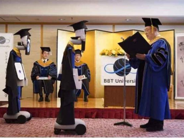 Trường học Nhật Bản khiến dư luận thế giới xôn xao với hình ảnh trao bằng tốt nghiệp bằng robot
