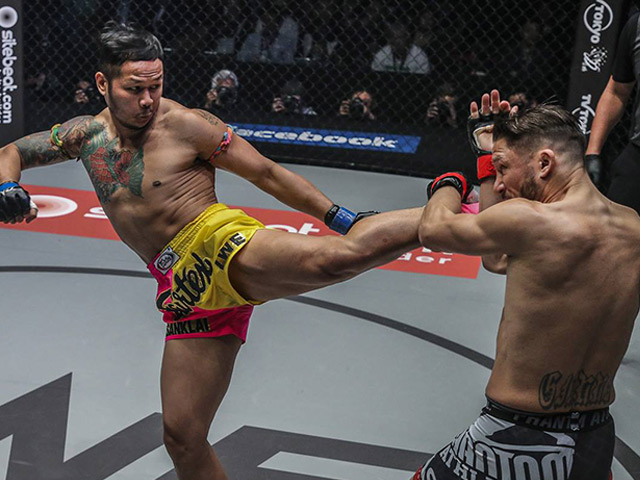 “Vua kickboxing” cãi nhau vì trọng tài xử thua dù bị đánh bầm dập