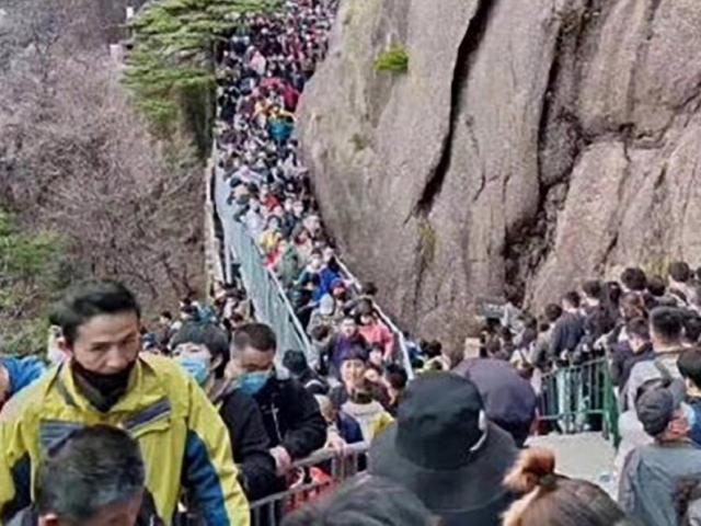 Vạn người TQ chen chúc chật cứng, ngọn núi nổi tiếng vừa mở cửa đã phải đóng