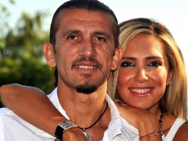 Cựu SAO Barca nhiễm Covid-19 thoát chết kỳ tích, vợ đẹp báo tin vui