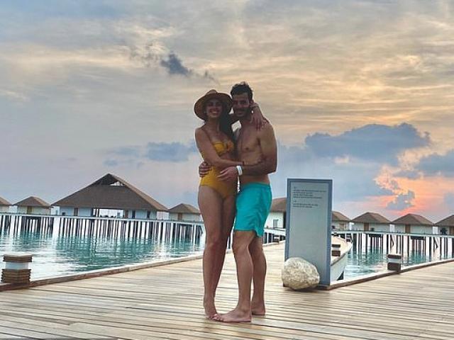 Cặp đôi mới cưới ”mắc kẹt” khu nghỉ dưỡng xa xỉ ở Maldives