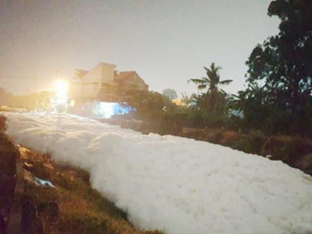 Kỳ lạ: ”Tuyết” phủ trắng suối ở Bình Dương sau cơn mưa lớn
