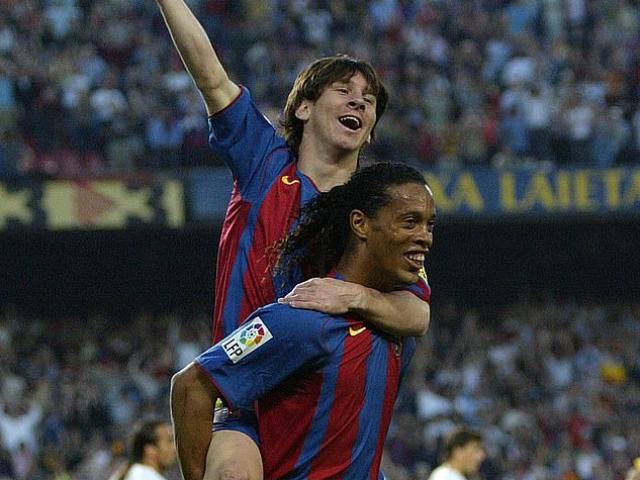 Thâm cung bí sử Barca ”phụ bạc” Ronaldinho: Bị đuổi vì say xỉn?