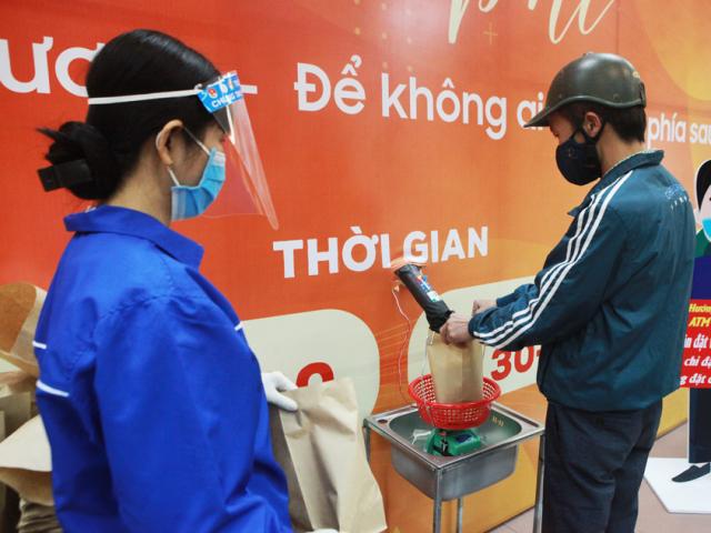 Người nghèo nâng niu từng cân gạo từ cây “ATM gạo” miễn phí thứ 2 ở Hà Nội