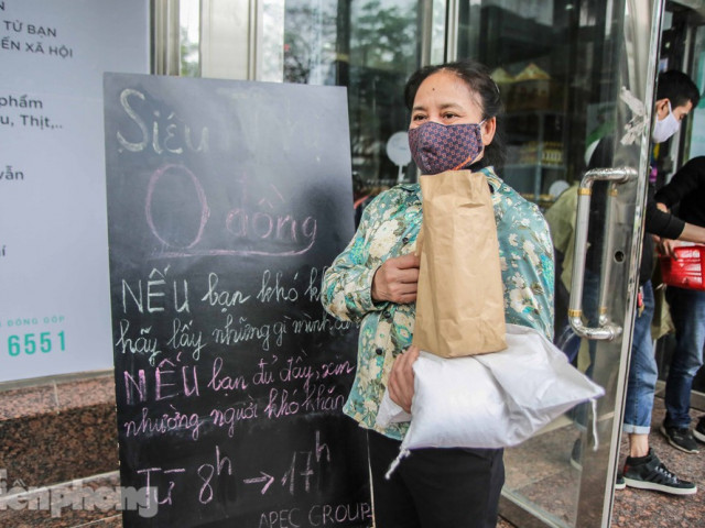 Sau ”ATM gạo”, Hà Nội có thêm ”siêu thị 0 đồng” dành cho người nghèo chống Covid-19