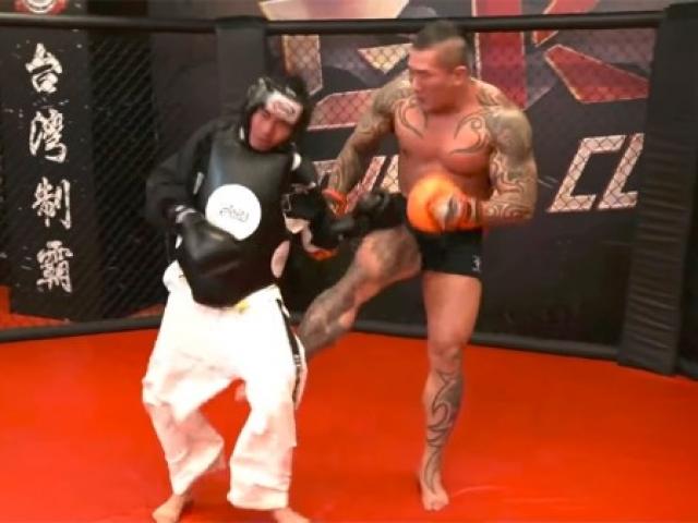 Ngôi sao Youtube ăn no đòn vì dám thách đấu võ sĩ MMA ”khổng lồ”
