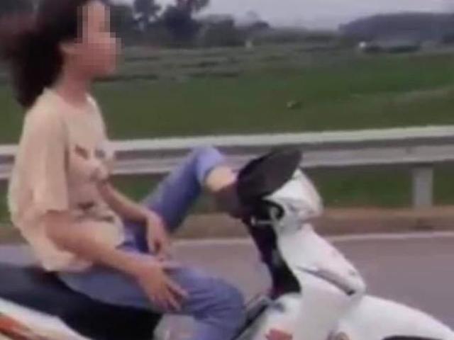 Nữ sinh 16 tuổi điều khiển xe máy bằng chân bị công an mời lên làm việc