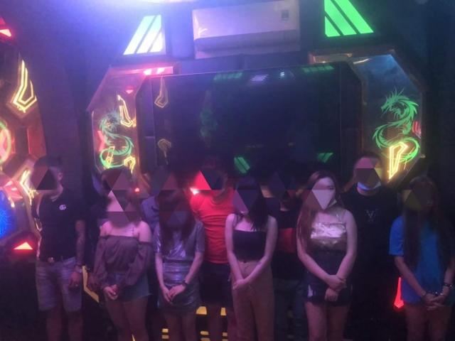 Dân chơi ”bay lắc” trong quán karaoke giữa mùa dịch Covid-19