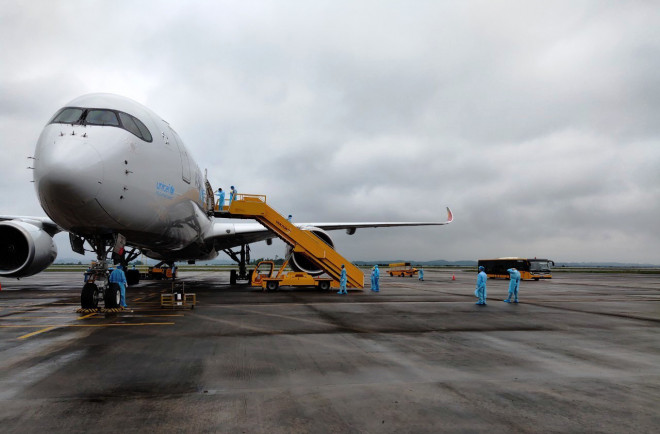 Chuyến bay chở 308 kỹ sư Hàn Quốc hạ cánh tại sân bay Vân Đồn
