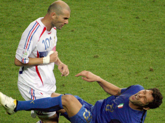 ”Vua thẻ đỏ” Zidane 14 lần bị đuổi: Vai phản diện của người nghệ sỹ tài hoa