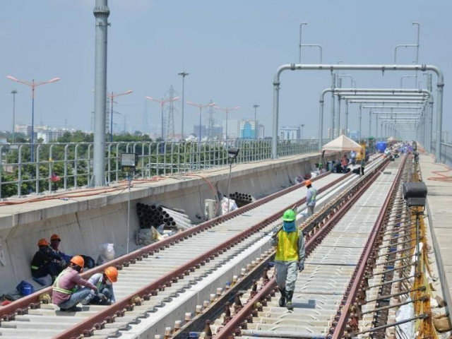 Cận cảnh công nhân tuyến metro số 1 TPHCM ”đua tốc độ” dưới nắng bỏng rát